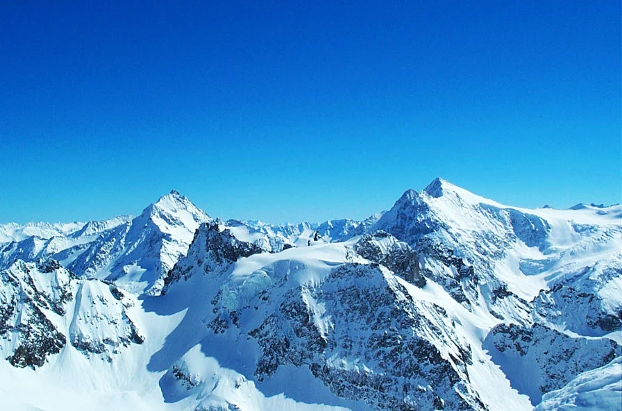 鐵力士山雪地與遠方山景。