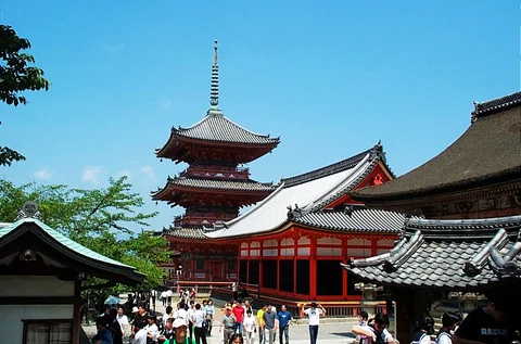清水寺境內的朱紅色塔與寺院屋簷