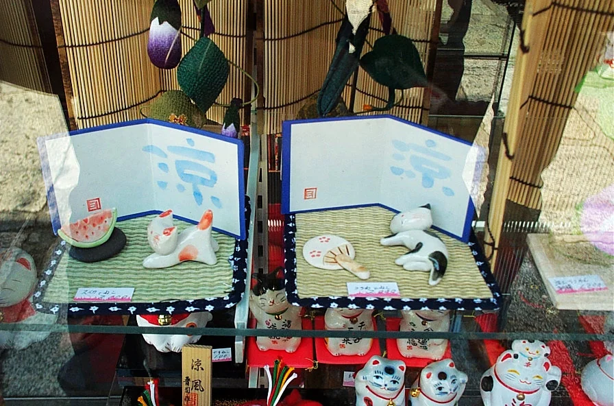 二年阪店窗展示的夏日小物與招財貓擺飾