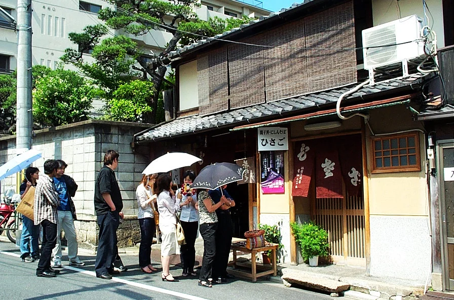 寧寧小路附近午餐小店外排隊的人潮