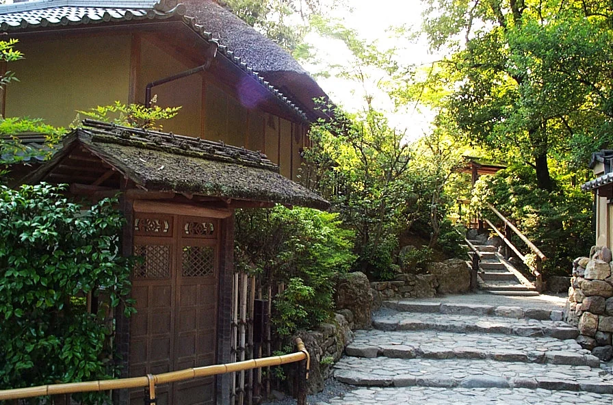 金閣寺園區內木造屋舍旁的石階步道