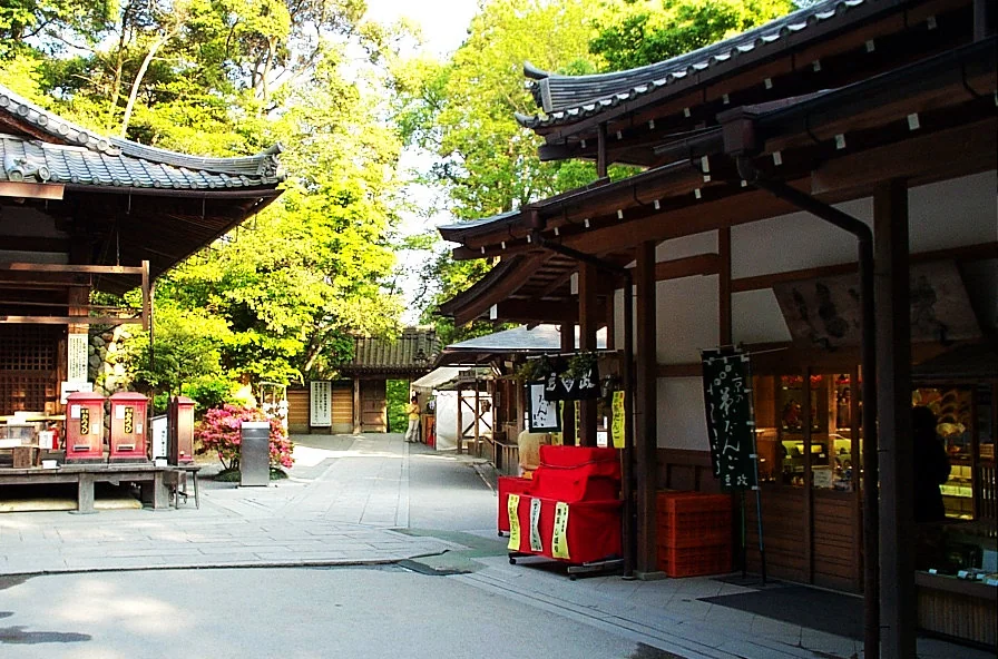 金閣寺附近小店與神社角落映著午後陽光