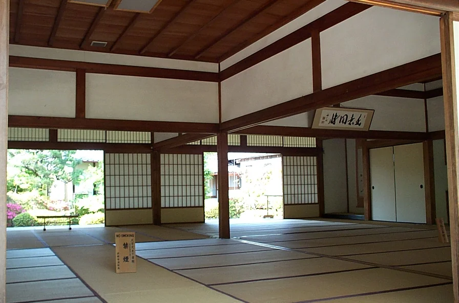 天龍寺木構建築內的榻榻米房間與庭園視角