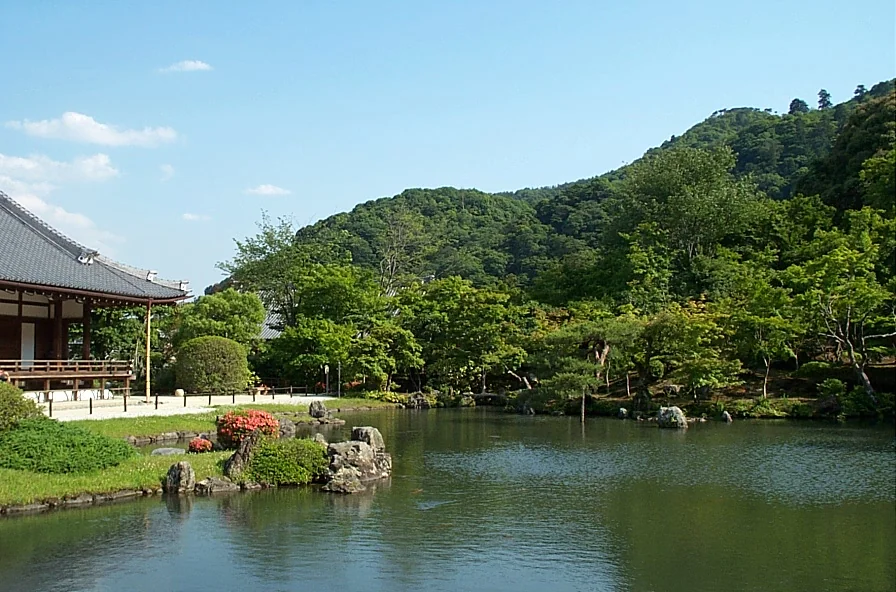 天龍寺曹源池、石組、綠意與遠山