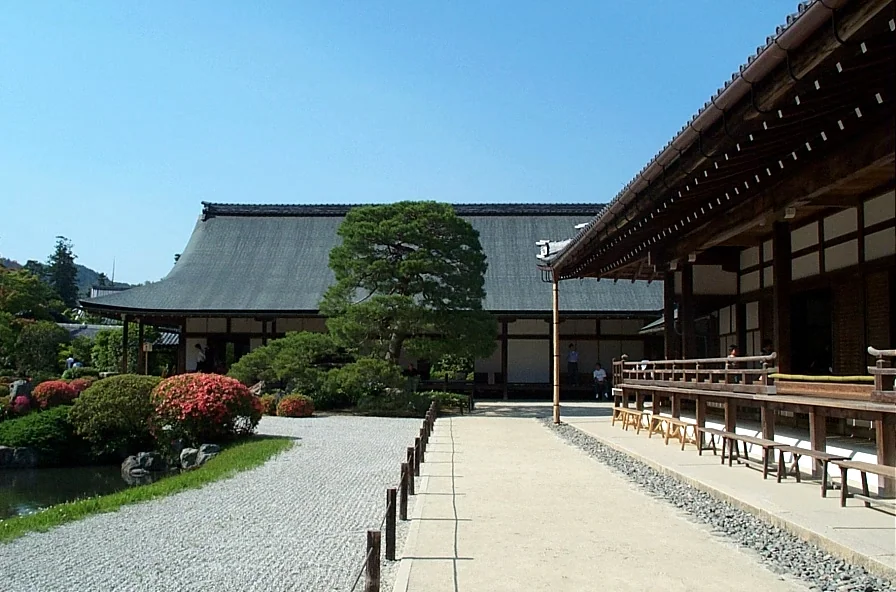 天龍寺庭園旁的寺院建築與步道