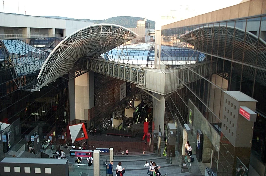 京都現代風格車站建築與周邊街景