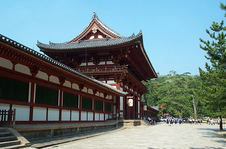 東大寺外牆與入口在晴天中展開