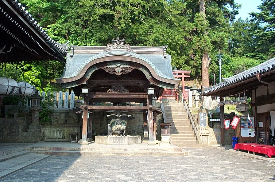 二月堂附近有屋頂的手水舍、石階和樹林