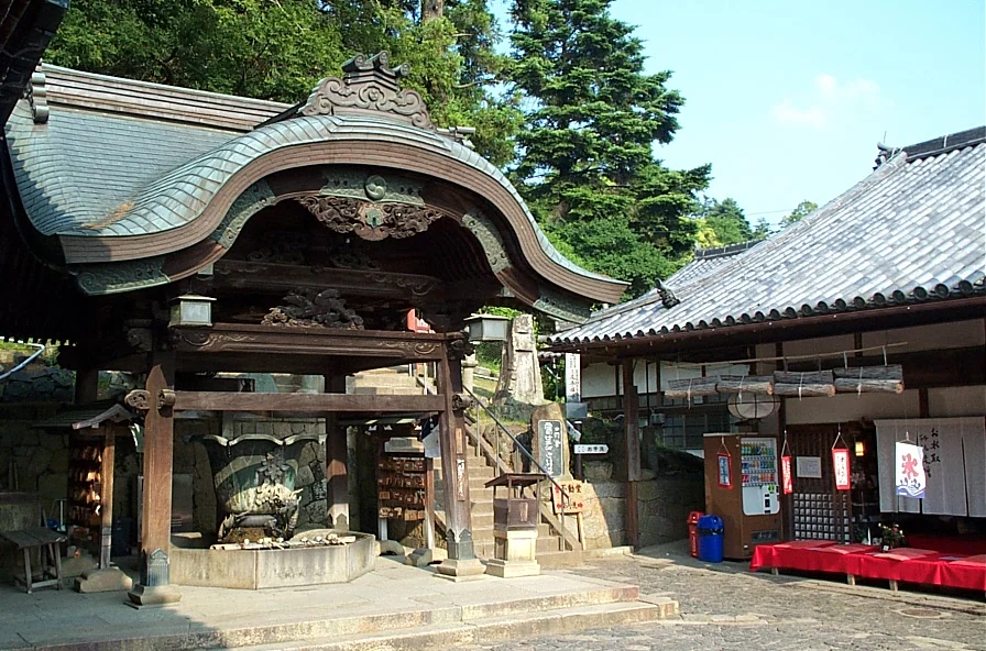 二月堂周邊的手水舍與寺院建築