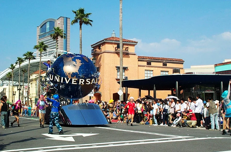 Universal 地球造型花車經過大阪環球影城遊行路線