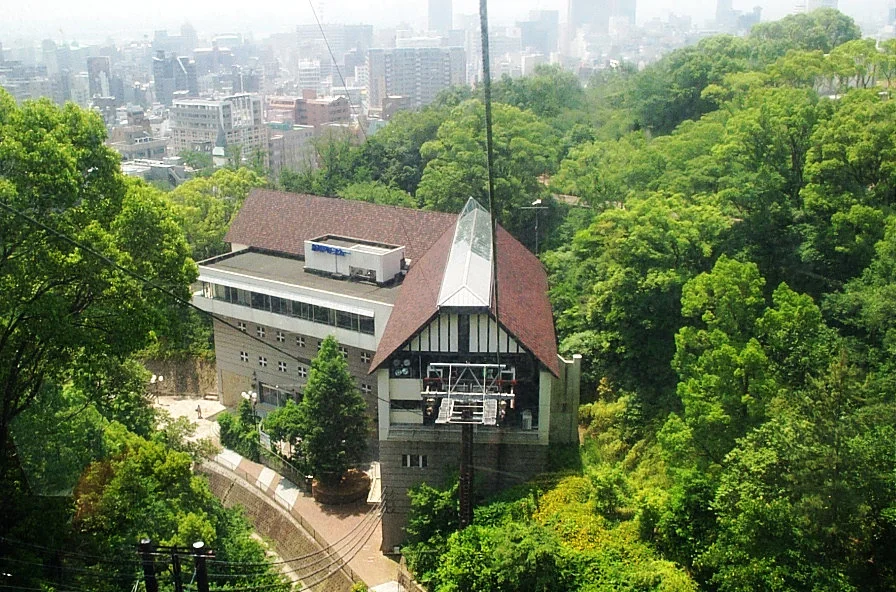 從布引花園纜車俯瞰神戶市區。