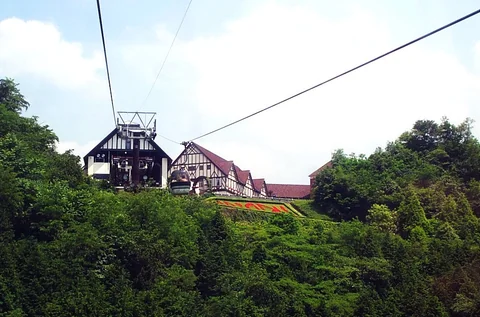 布引花園山坡上的纜車站與歐式建築。