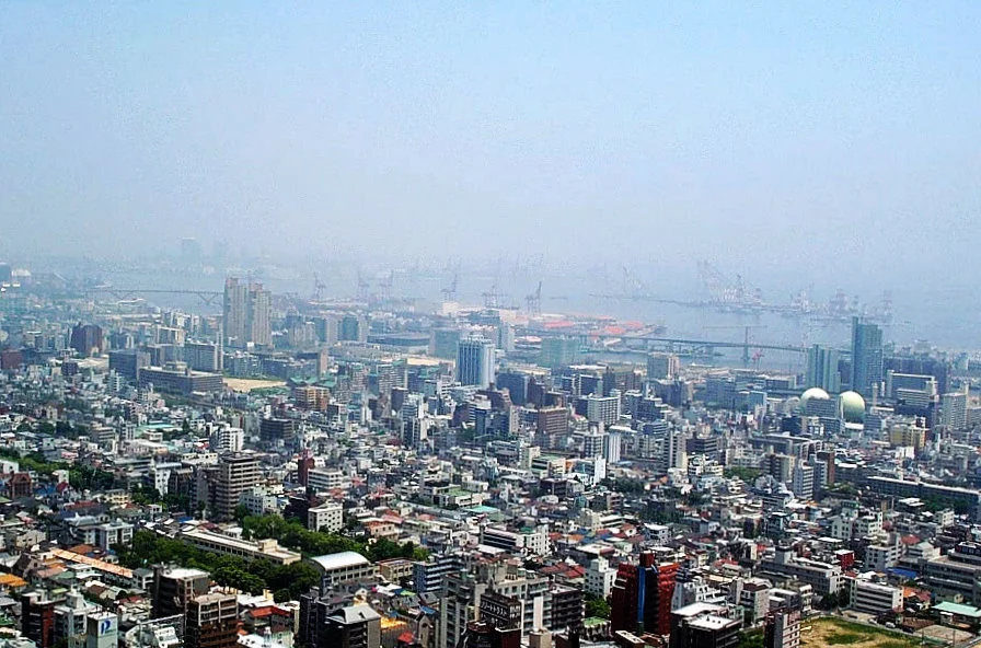 從山坡俯瞰神戶市區與港口。