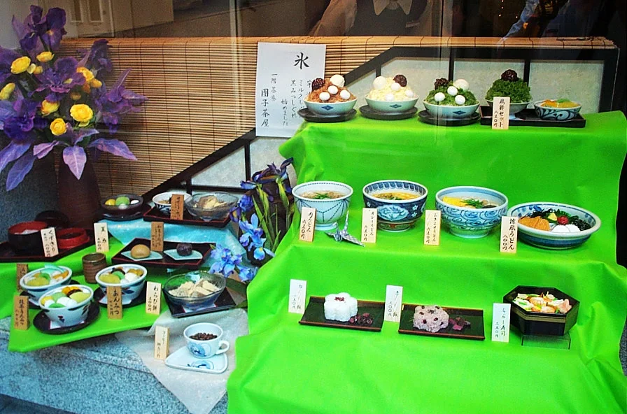 神戶甜點店櫥窗中的日式剉冰與甜點模型。