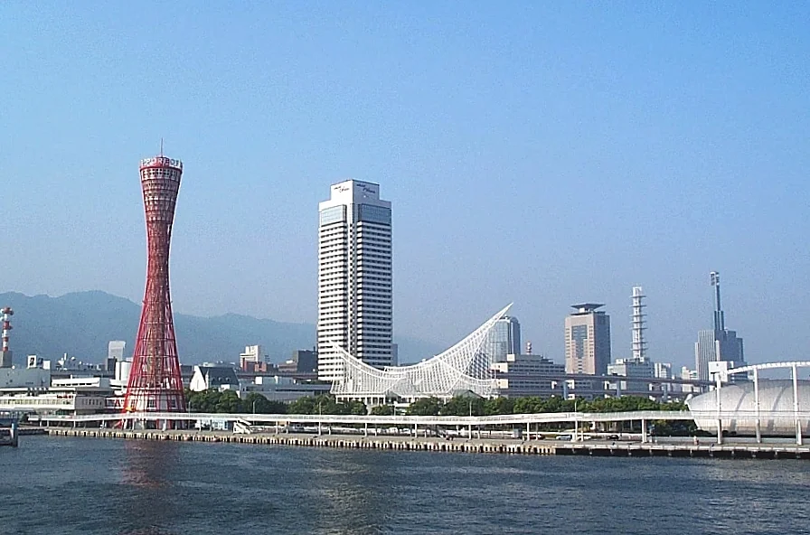 從海上看神戶港塔與港邊建築。