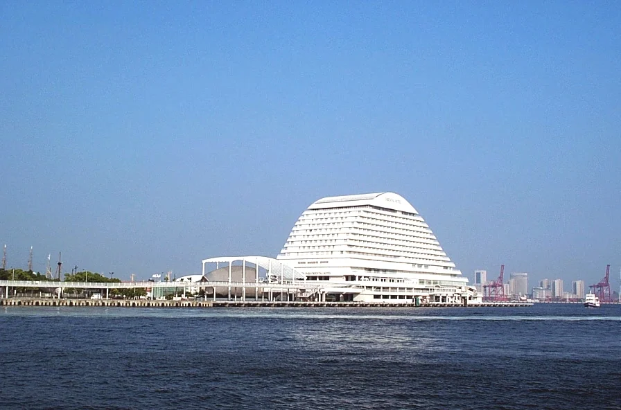 從遊船上看神戶港灣與 Meriken Park 一帶。