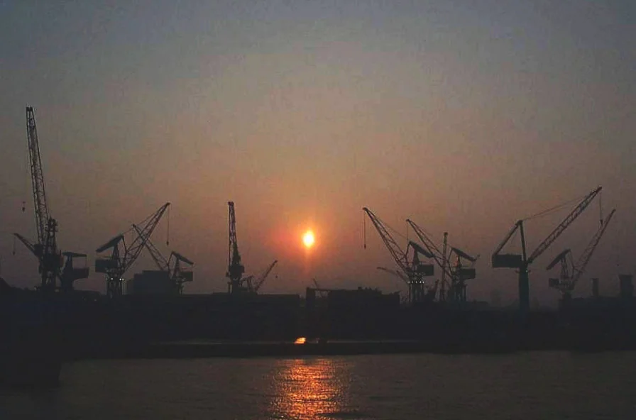 神戶港夕陽與起重機剪影。