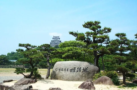 姬路城白色天守與前方廣場。