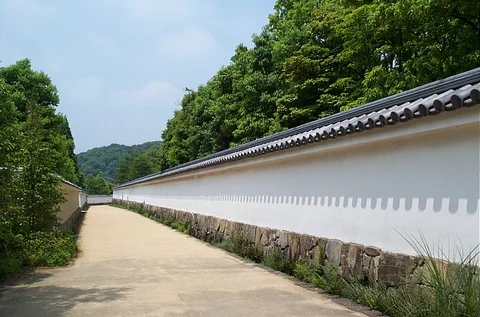 好古園內白色長牆與步道。