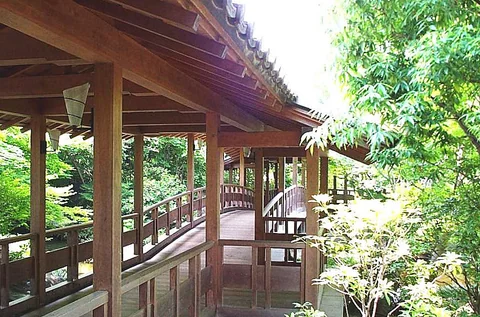 好古園木造迴廊與庭園綠意。