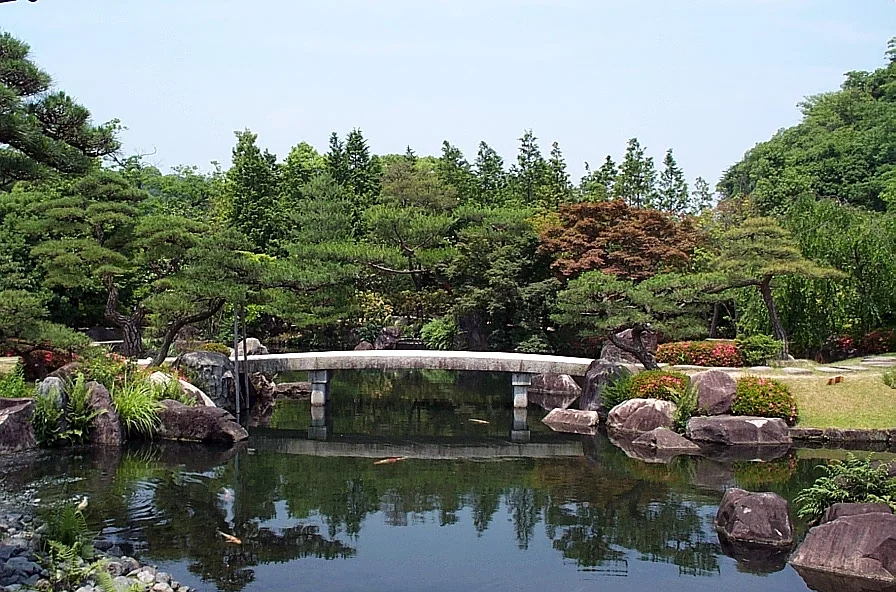 好古園庭園中的樹木與水景。