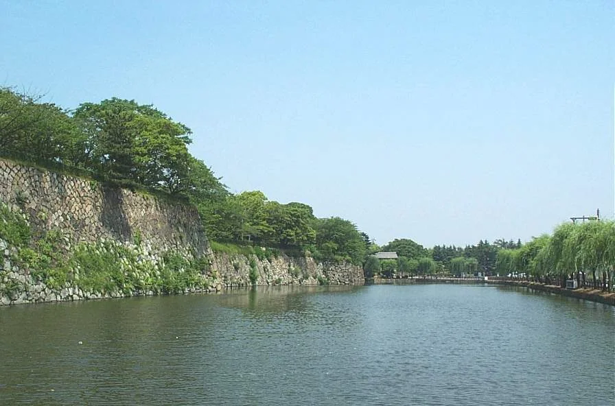 姬路城護城河與入城方向。