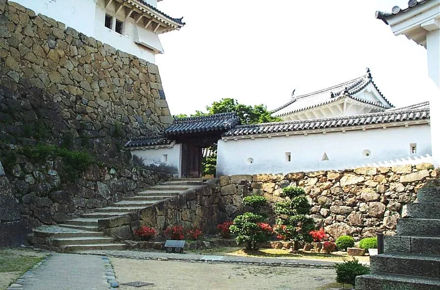 姬路城內的石階、白牆與城門。