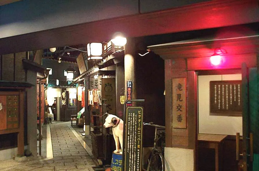 大阪瀧見小路的昭和風街景。