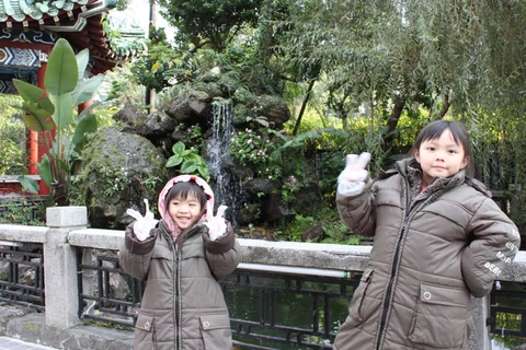 穿著厚重冬衣的 Belle 與 Lisa 在台北植物園