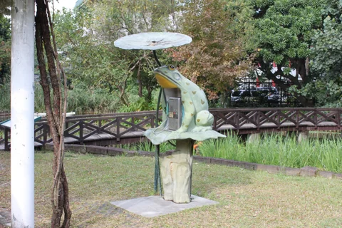 台北植物園裡的青蛙造形電話亭