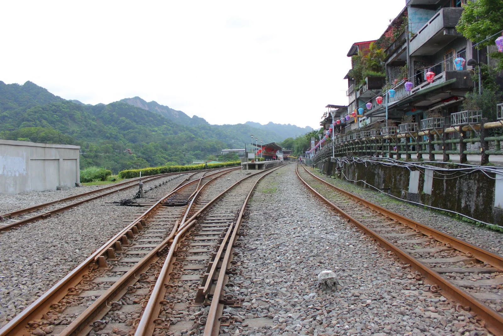 十分車站前的平溪線鐵道景色