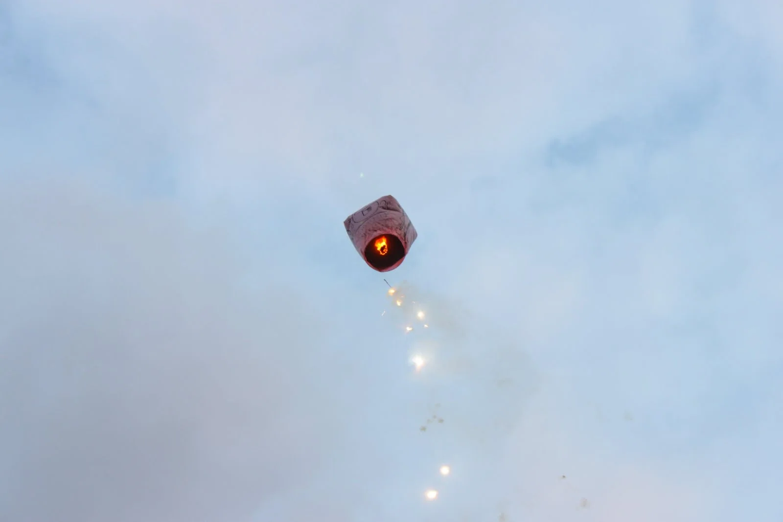 送給外公的天燈在空中漸漸遠去