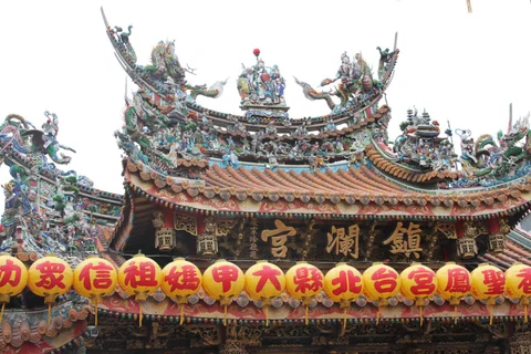 鎮瀾宮華麗而精細的屋梁與廟宇裝飾