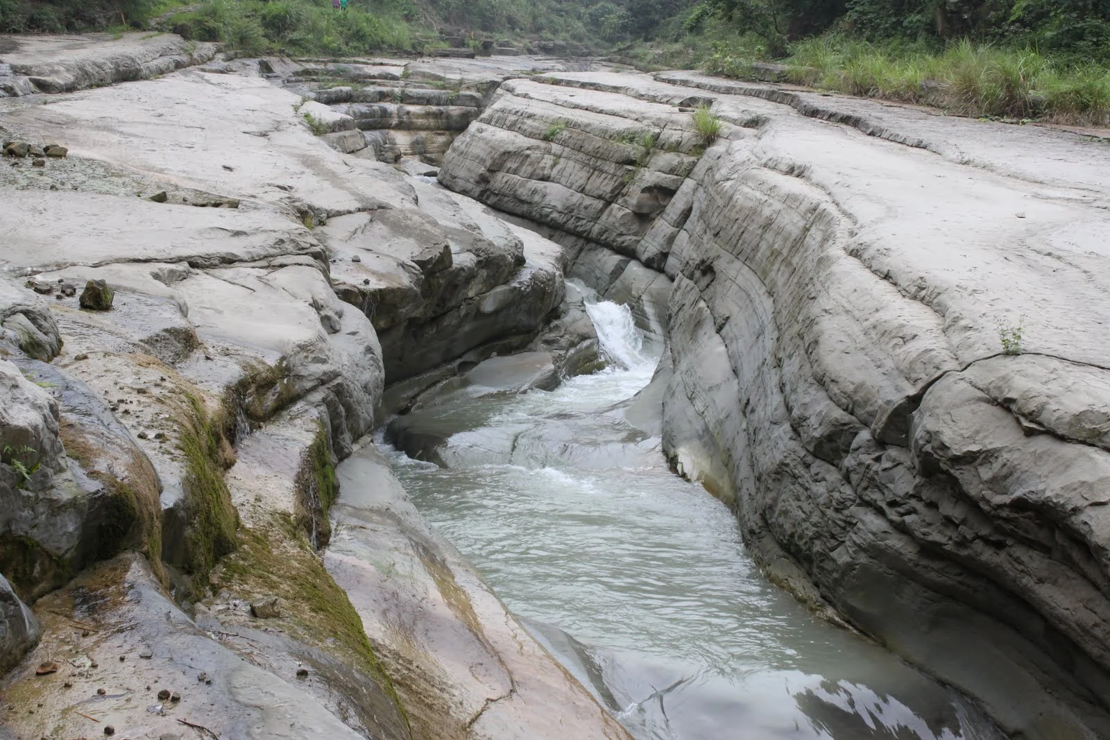 萬年峽谷谷底的沉積岩地形與山壁