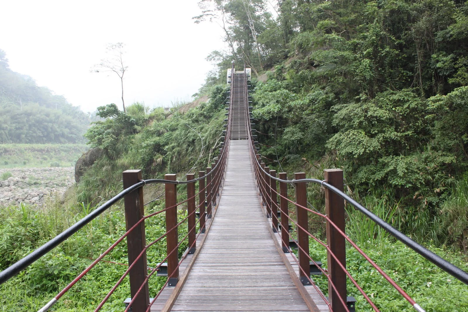 草嶺景區橫跨山谷或溪谷的小天梯吊橋