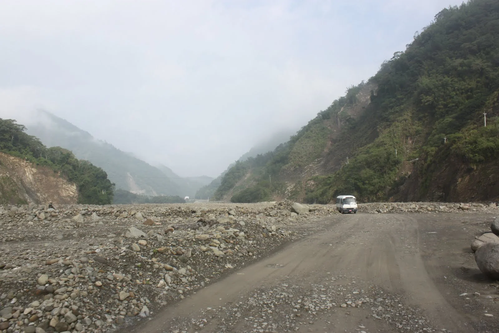 巨石散布的乾枯河床成為通往豐山的臨時道路