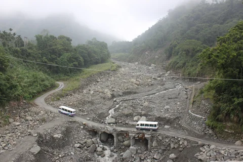 車輛沿著受風災影響的山區通行路線前進