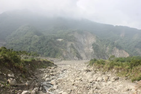 從石鼓盤大橋俯瞰寬闊河床與土石流痕跡
