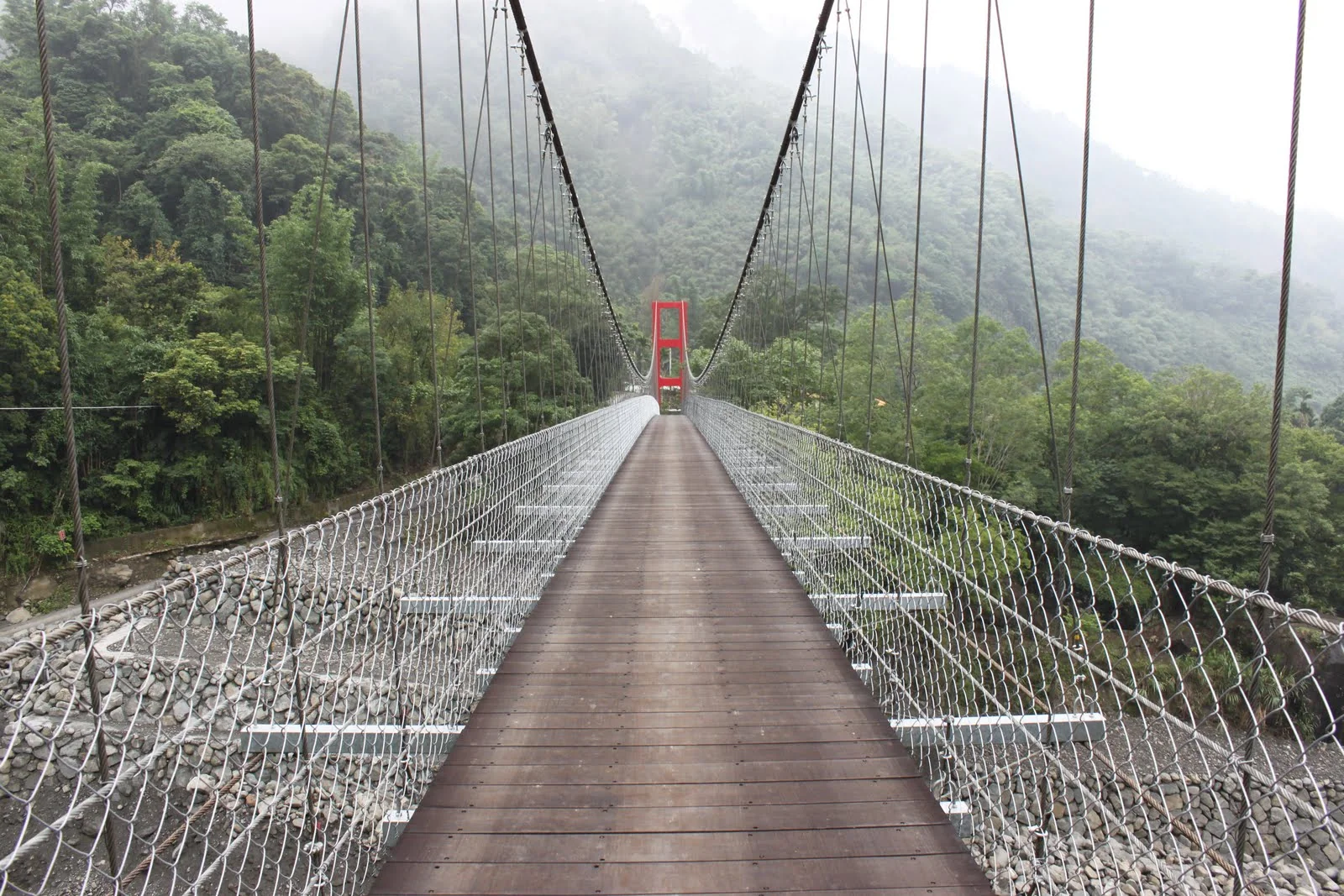 山谷中的吊橋連接溪流兩岸