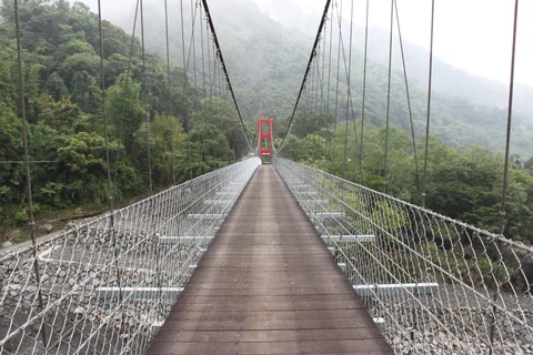 山谷中的吊橋連接溪流兩岸