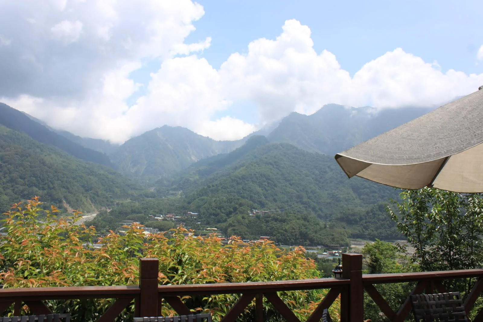 豐山民宿周圍的山林與水岸景色