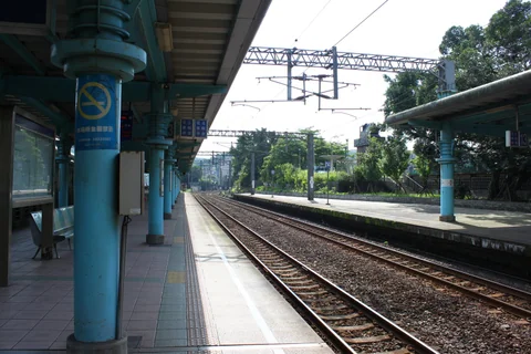 非假日、通勤時段過後的八堵車站