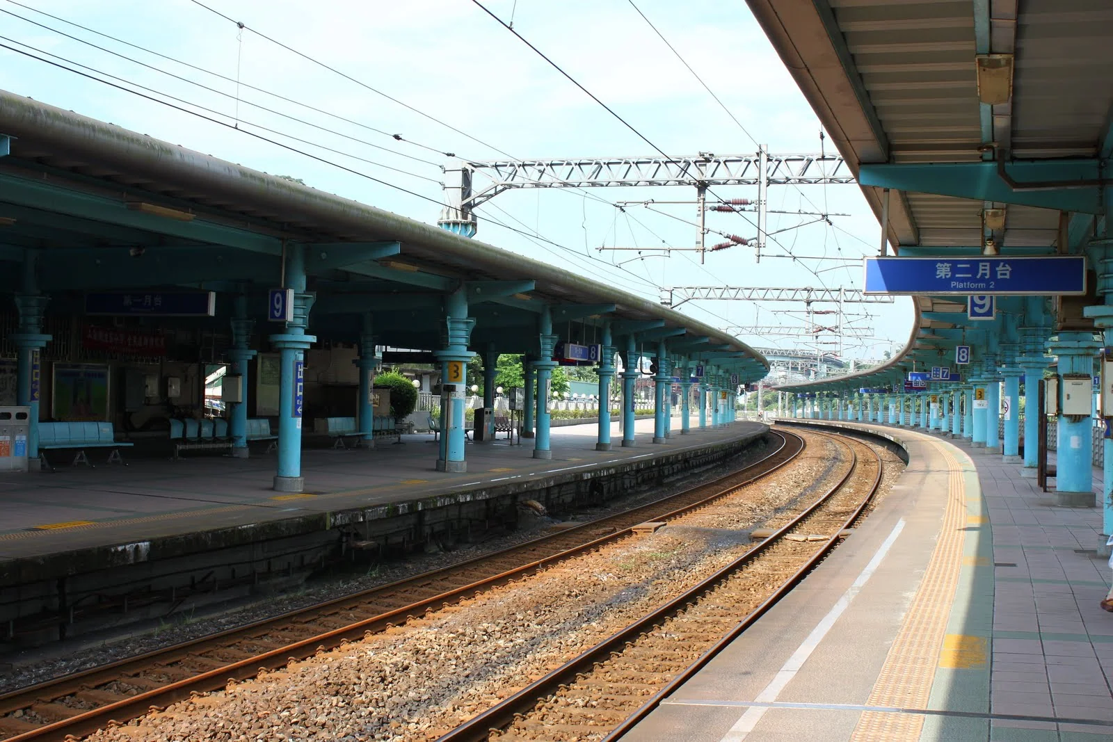 冷清的車站月台與候車空間