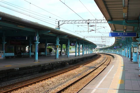 冷清的車站月台與候車空間