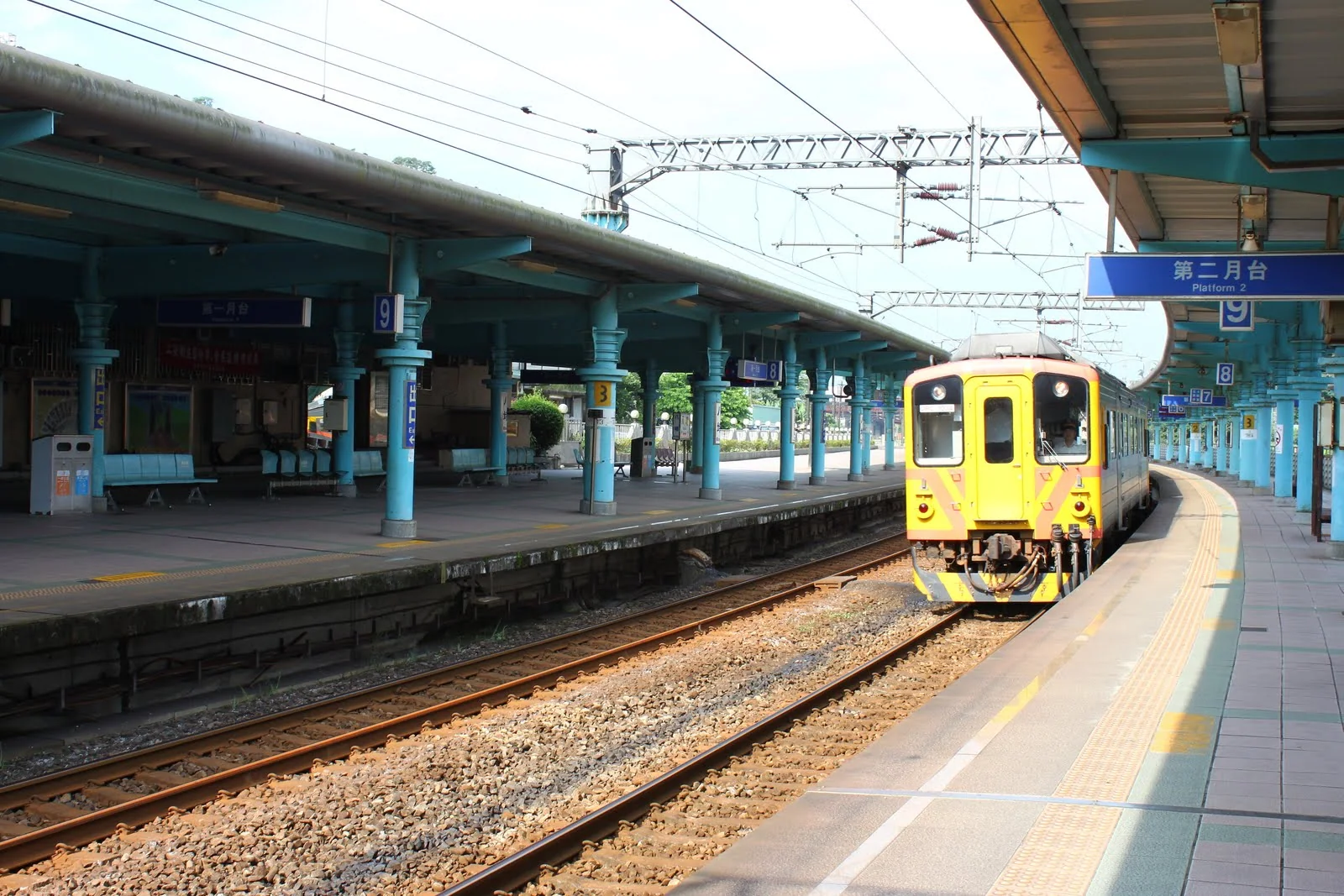 駛入車站的平溪線列車