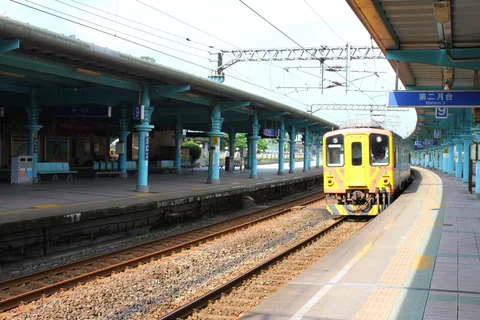 駛入車站的平溪線列車