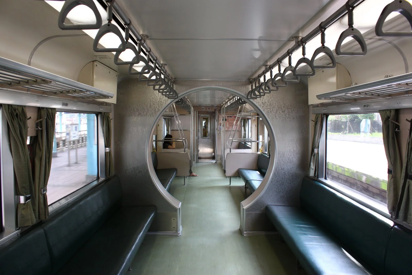 乘客不多的平溪線車廂內部