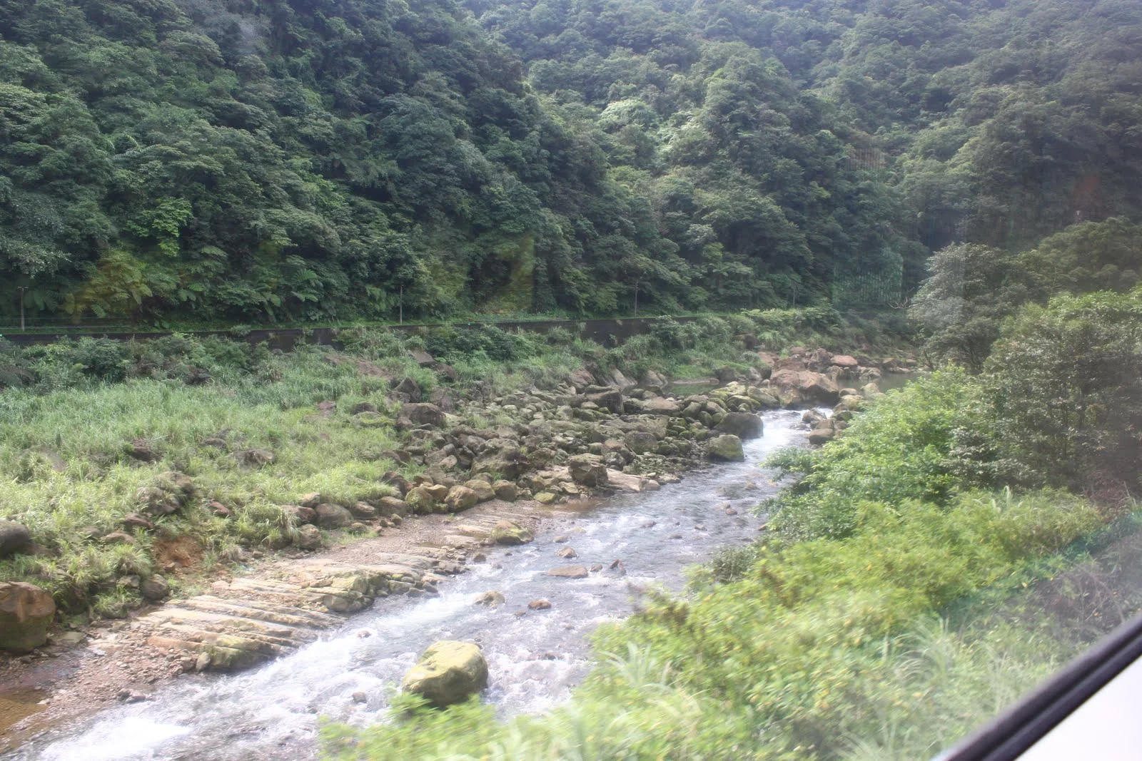 從火車車窗拍攝的平溪線沿途風景