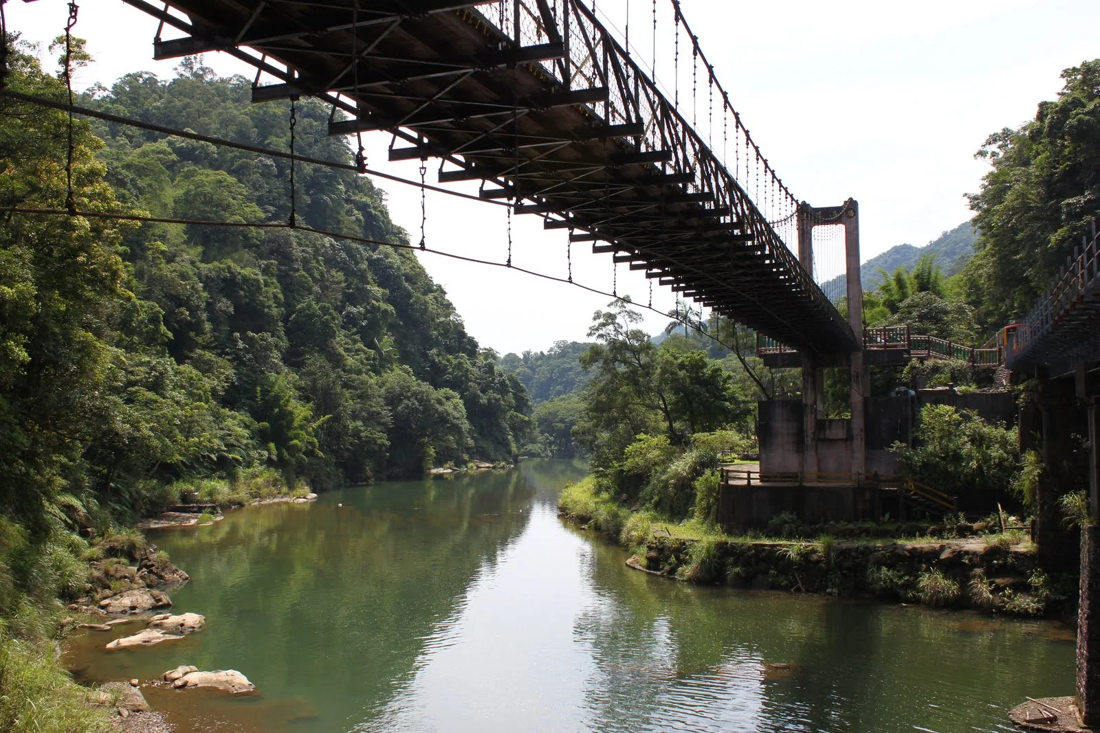 前往十分瀑布途中跨越山谷的吊橋