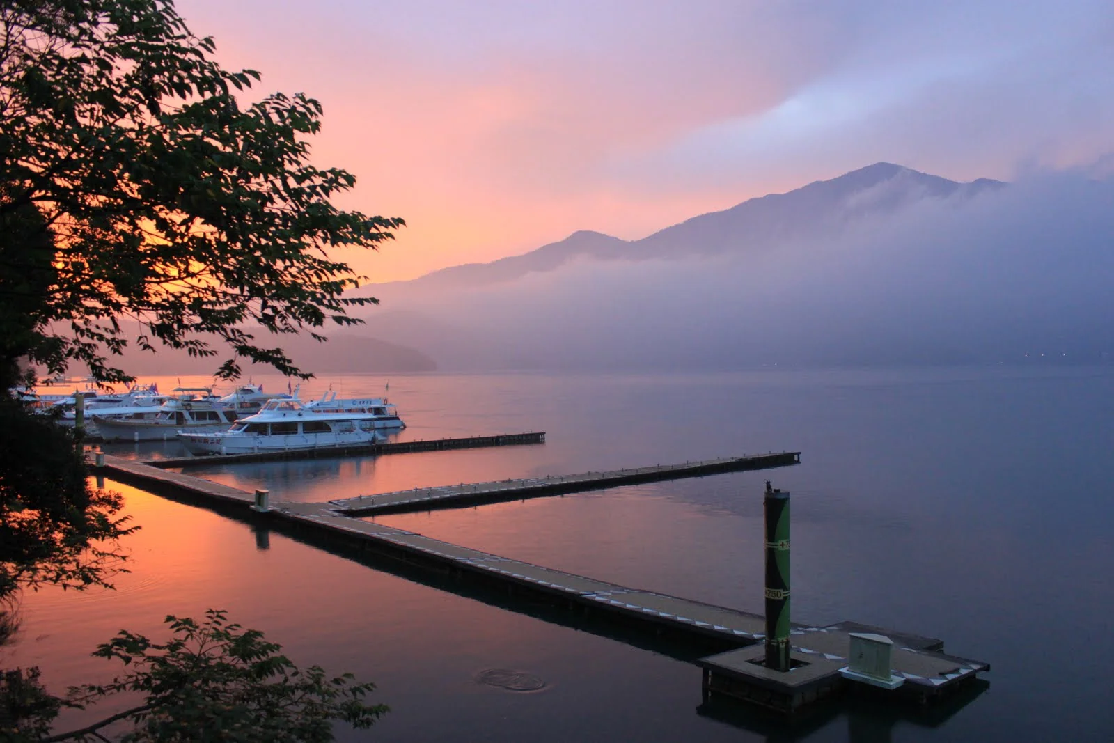 日月潭旅途中拍攝的湖區風景